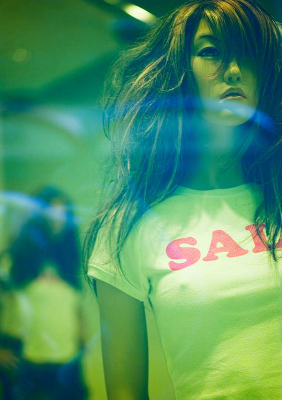 无人,商店,站,竖图,室外,白天,正面,T恤衫,消费,窗户,落地窗,超市,橱窗,玻璃,人造模特,商品,T恤,货物,玻璃窗,站着,金融,百货,道具,贸易,百货公司,服装模特,模特道具,时装道具,展示道具,服装模特道具,陈列道具,站立,彩图,购物商场,购物中心,商业中心