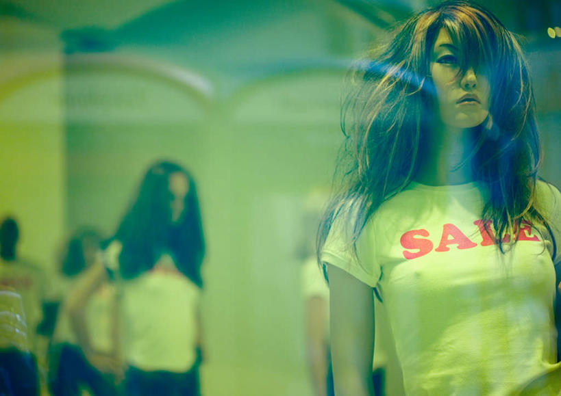 无人,商店,站,横图,室外,白天,正面,T恤衫,消费,窗户,落地窗,超市,橱窗,人造模特,商品,T恤,货物,玻璃窗,站着,金融,百货,道具,贸易,百货公司,服装模特,模特道具,时装道具,展示道具,服装模特道具,陈列道具,站立,彩图,购物商场,购物中心,商业中心