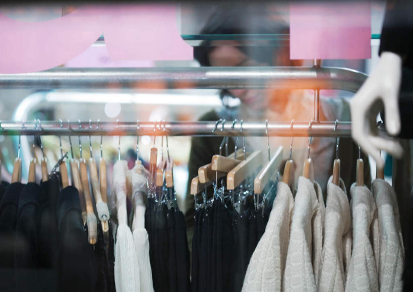 无人,商店,站,横图,室内,白天,正面,购物,消费,窗户,落地窗,超市,橱窗,衣架,服装,人造模特,注视,货架,玻璃窗,衣服,看,站着,金融,百货,道具,服装店,关注,选购,贸易,百货公司,货物架,服装模特,服饰店,模特道具,时装道具,展示道具,服装模特道具,陈列道具,血拼,挂衣架,站立,彩图,购物商场,购物中心,商业中心