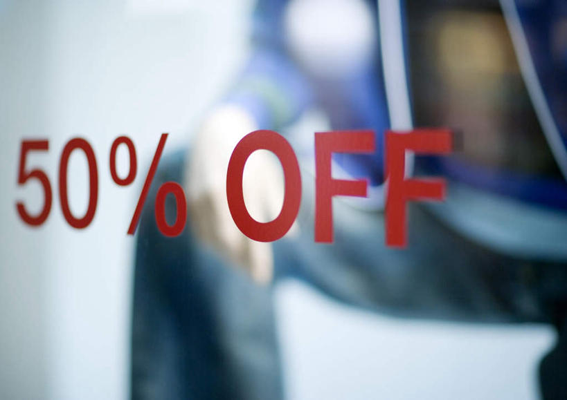 无人,商店,横图,室外,白天,正面,购物,消费,摆设,窗户,落地窗,超市,橱窗,服装,朦胧,模糊,标志,数字,文字,字符,字母,标识,玻璃窗,衣服,金融,百货,阿拉伯数字,英文字母,服装店,促销,选购,贸易,百货公司,服饰店,血拼,彩图,购物商场,购物中心,商业中心