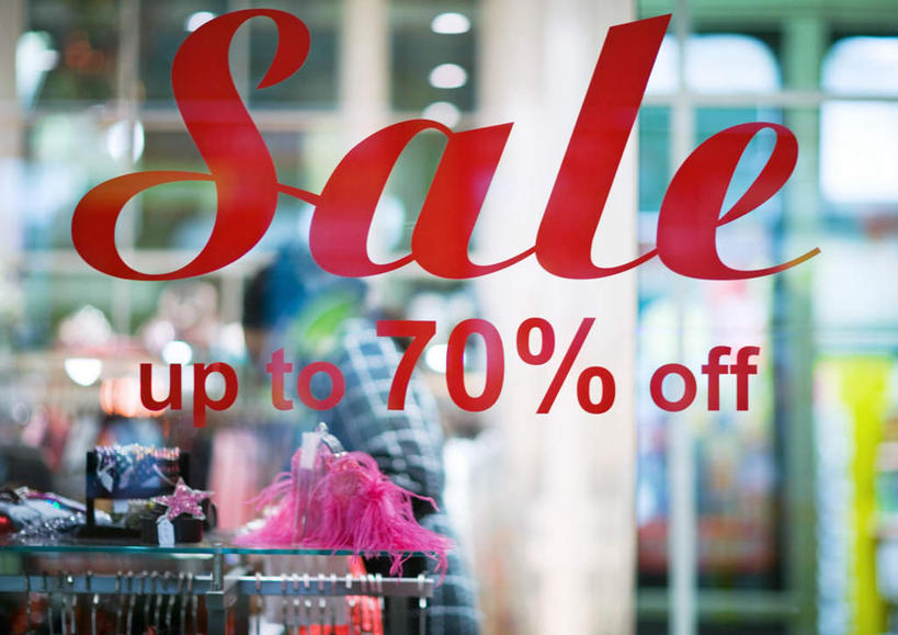 西方人,一个人,商店,站,横图,室外,白天,正面,购物,消费,窗户,落地窗,超市,橱窗,欧洲,欧洲人,仅一个女性,仅一个人,握,朦胧,模糊,标志,数字,文字,字符,字母,灯光,拿,拿着,标识,顶灯,玻璃窗,灯,灯具,站着,仅一个中年女性,握着,金融,百货,阿拉伯数字,英文字母,照明设备,服装店,促销,选购,贸易,百货公司,服饰店,血拼,女人,女性,中年女性,白种人,半身,彩图,购物商场,购物中心,商业中心