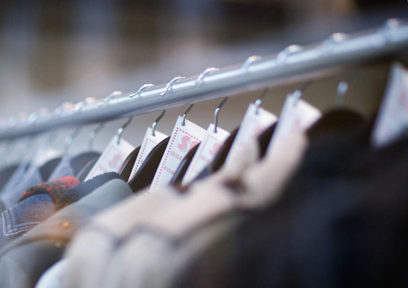 无人,商店,横图,室内,白天,正面,购物,消费,超市,衣架,一排,许多,大量,悬挂,朦胧,模糊,标志,文字,字符,字母,挂,标识,排列,金融,百货,夹克,服装店,队列,促销,选购,贸易,百货公司,货物架,服饰店,血拼,挂衣架,彩图,购物商场,购物中心,商业中心