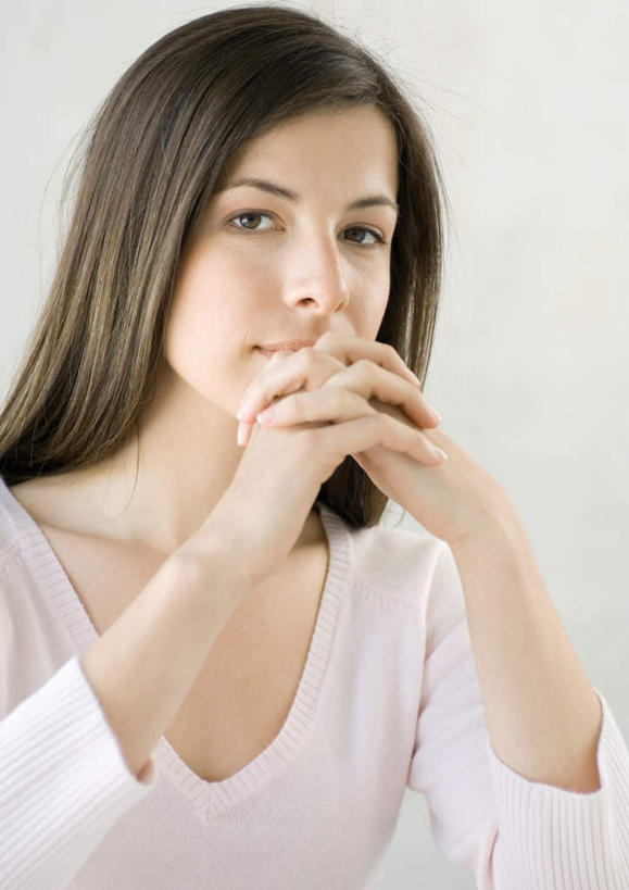 西方人,一个人,坐,双手交叉,竖图,室外,白天,正面,欧洲,欧洲人,仅一个年轻女性,仅一个女性,仅一个人,墙,休闲装,墙壁,墙面,休闲,休闲服,年轻女性,女人,女性,白种人,十字手,坐着,半身,彩图