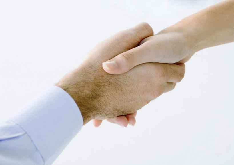 西方人,手,两个人,同事,握手,横图,俯视,室内,白天,衬衫,爱情,成功,合作,团队,集体,信心,欧洲,欧洲人,浪漫,队伍,温暖,温馨,手部,恩爱,恋人,和睦,袖子,领导,成就,合伙,领袖,袖口,男人,男性,年轻男性,年轻女性,女人,女性,白种人,情侣,搀手,拉手,手拉手,手握手,半身,彩图,高角度拍摄,衬衣,伴侣,融洽