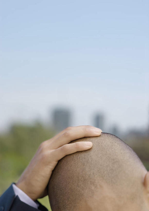 西方人,手,秃头,一个人,商务人士,商务男性,摸,竖图,室外,特写,白天,正面,太阳,欧洲,欧洲人,仅一个男性,仅一个人,抚摸,阴影,套装,朦胧,模糊,光线,影子,仅一个年轻男性,蓝色,蓝天,天空,阳光,天,手部,头顶,晴朗,手抱头,商务装,工薪阶层,万里无云,男人,男性,年轻男性,白种人,白领,上班族,晴空,晴空万里,触摸,接触,半身,彩图,秃顶