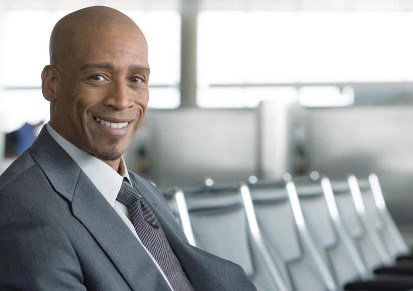 西方人,一个人,商务人士,商务男性,机场,坐,笑,微笑,露齿笑,横图,室内,白天,正面,衬衫,太阳,窗户,落地窗,飞机场,椅子,欧洲,非洲,黑人,欧洲人,仅一个男性,仅一个人,一排,阴影,套装,朦胧,模糊,整齐,光线,影子,注视,候机厅,玻璃窗,排列,仅一个年轻男性,阳光,看,出差,队列,关注,候机室,商务装,工薪阶层,排椅,男人,男性,年轻男性,非洲人,白领,上班族,航空站,空港,坐着,半身,彩图,衬衣,旅行