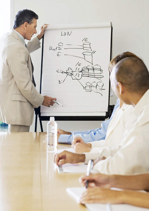 西方人,四个人,同事,商务人士,商务男性,商务女性,办公室,站,坐,说,竖图,室内,白天,正面,衬衫,成功,合作,团队,集体,信心,太阳,家具,桌子,欧洲,欧洲人,写字,阴影,套装,朦胧,模糊,光线,影子,办公桌,墙,队伍,墙壁,墙面,排列,阳光,白板,瓶子,记录,站着,白板笔,领导,倾听,成就,队列,商务装,记录板,合伙,领袖,工薪阶层,记事板,办公家具,交流,男人,男性,年轻男性,年轻女性,女人,女性,中年男性,白种人,白领,上班族,沟通,讲话,交谈,说话,谈话,站立,坐着,半身,彩图,衬衣