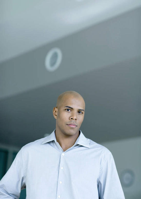 西方人,秃头,一个人,商务人士,商务男性,站,竖图,室内,白天,正面,衬衫,欧洲,非洲,黑人,欧洲人,仅一个男性,仅一个人,套装,墙,屋顶,顶棚,注视,墙壁,墙面,仅一个年轻男性,看,站着,关注,商务装,工薪阶层,男人,男性,年轻男性,白种人,非洲人,白领,上班族,站立,半身,彩图,衬衣,秃顶