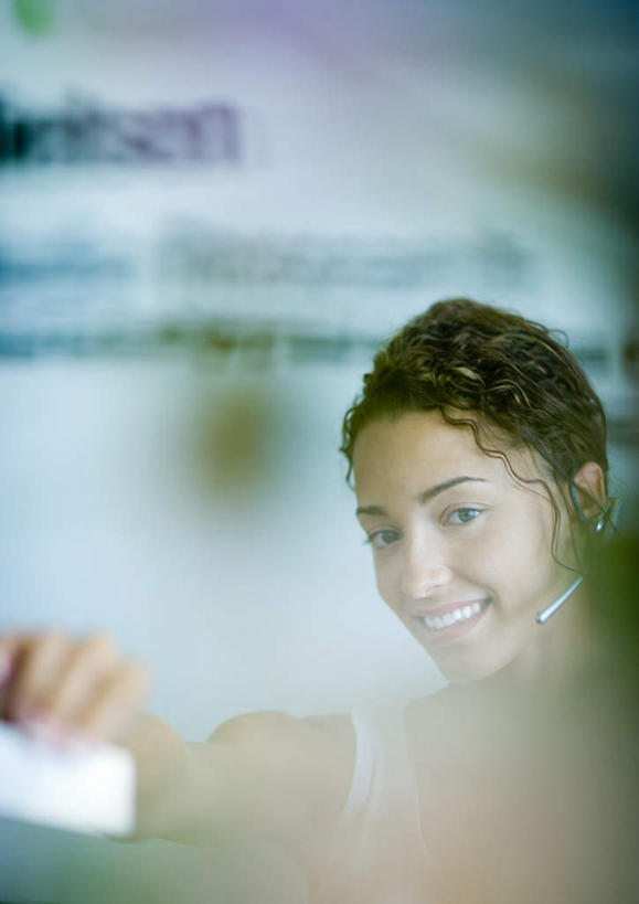 西方人,一个人,商务人士,商务女性,笑,微笑,露齿笑,竖图,室内,白天,正面,太阳,植物,欧洲,欧洲人,仅一个年轻女性,仅一个女性,仅一个人,递,握,阴影,套装,朦胧,模糊,传递,光线,盆栽,影子,盆景,拿,话务员,拿着,绿色,阳光,自然,耳机,耳麦,话筒,握着,生长,成长,麦克风,商务装,工薪阶层,客服人员,电话销售,年轻女性,女人,女性,白种人,白领,接线员,上班族,半身,彩图