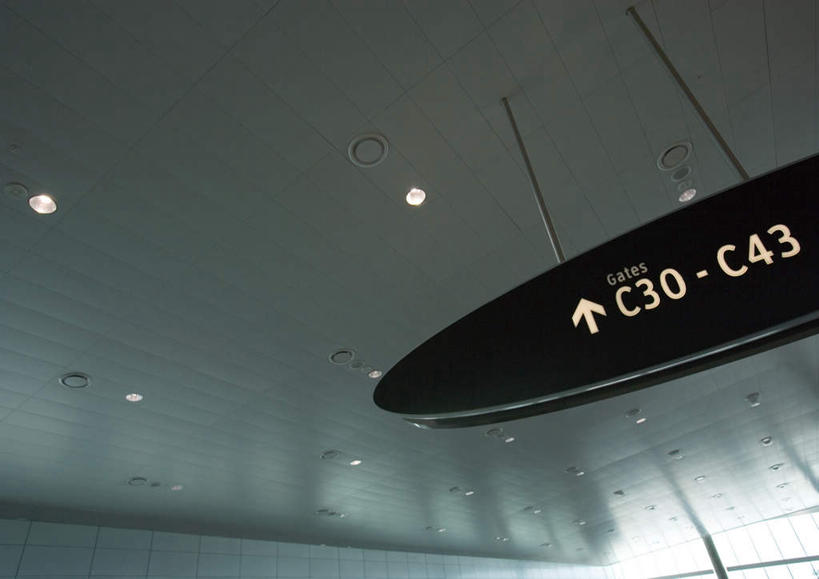 无人,机场,横图,室内,白天,仰视,太阳,飞机场,阴影,朦胧,模糊,光线,标志,文字,影子,字符,字母,屋顶,顶棚,标识,阳光,航空站,空港,彩图,低角度拍摄