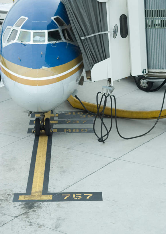 无人,机场,竖图,室外,白天,正面,太阳,飞机,飞机场,阴影,反射,光线,影子,航空,阳光,交通工具,客机,机头,航空站,空港,彩图