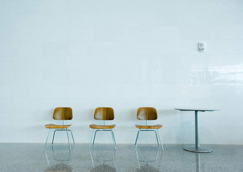 无人,机场,横图,室内,白天,正面,桌子,飞机场,一排,整齐,瓷砖,凳子,墙,墙壁,墙面,排列,三个,队列,航空站,空港,彩图