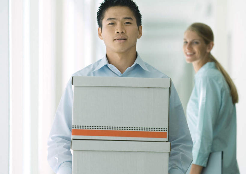 西方人,两个人,同事,商务人士,商务男性,商务女性,站,走,笑,微笑,露齿笑,横图,室内,白天,正面,衬衫,成功,合作,团队,集体,信心,太阳,窗户,落地窗,欧洲,欧洲人,抬,阴影,堆叠,套装,朦胧,模糊,光线,影子,纸箱,扭头,队伍,玻璃窗,阳光,站着,抬起,堆,领导,成就,商务装,合伙,领袖,工薪阶层,包装箱,男人,男性,年轻男性,年轻女性,女人,女性,白种人,白领,上班族,步行,站立,走路,半身,彩图,衬衣