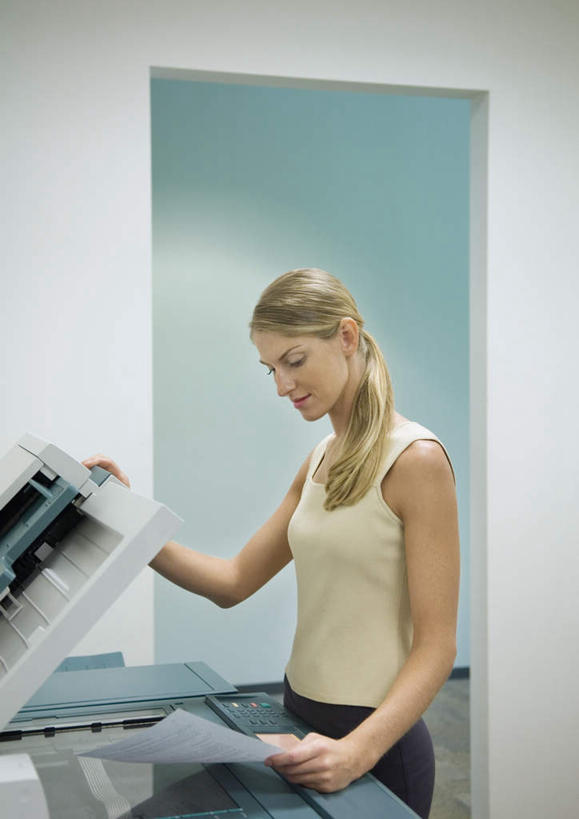 西方人,一个人,商务人士,商务女性,站,竖图,室内,白天,侧面,门,欧洲,欧洲人,仅一个年轻女性,仅一个女性,仅一个人,握,套装,材料,档案,文件,墙,拿,拿着,注视,墙壁,墙面,资料,门框,低头,看,站着,握着,复印机,关注,文档,商务装,工薪阶层,年轻女性,女人,女性,白种人,白领,上班族,站立,半身,彩图