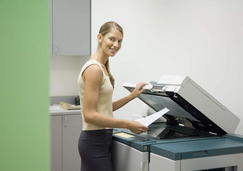 西方人,一个人,商务人士,商务女性,站,笑,微笑,露齿笑,横图,室内,白天,侧面,门,欧洲,欧洲人,仅一个年轻女性,仅一个女性,仅一个人,握,套装,材料,档案,文件,墙,拿,拿着,扭头,注视,墙壁,墙面,资料,门框,看,站着,握着,复印机,关注,文档,商务装,工薪阶层,年轻女性,女人,女性,白种人,白领,上班族,站立,半身,彩图