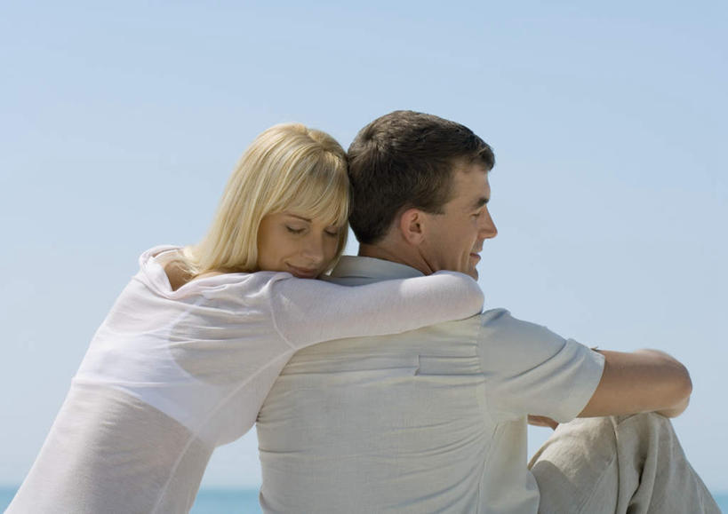 西方人,两个人,坐,闭眼,横图,室外,白天,侧面,T恤衫,爱情,旅游,度假,沙滩,太阳,欧洲,欧洲人,抱腿,阴影,光线,沙子,影子,海岸,沙地,浪漫,T恤,依靠,休闲装,娱乐,蓝色,蓝天,天空,阳光,天,靠,靠着,享受,休闲,温暖,温馨,休闲服,恩爱,放松,恋人,晴朗,和睦,户外运动,万里无云,男人,男性,年轻男性,年轻女性,女人,女性,白种人,情侣,海滩,晴空,晴空万里,闭眼睛,闭着眼,闭着眼睛,坐着,半身,彩图,伴侣,融洽