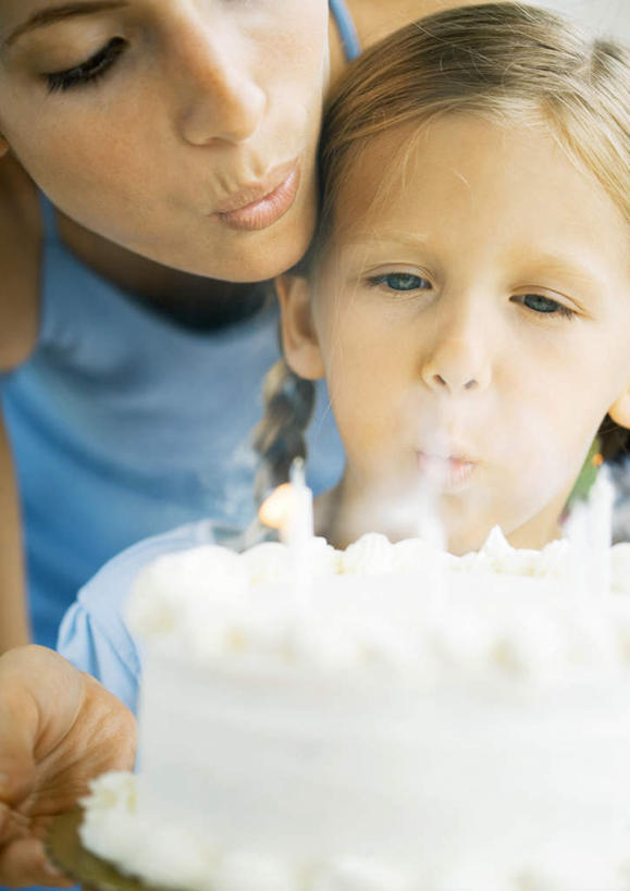 西方人,儿童,两个人,母亲,女儿,竖图,室内,特写,白天,正面,生日,纯洁,太阳,蜡烛,欧洲,欧洲人,弯腰,阴影,节日,朦胧,模糊,庆祝,光线,火焰,影子,烟雾,燃烧,注视,文化,糕点,小孩,阳光,吹,嘟嘴,观察,看,庆典,母女,撅嘴,可爱,母爱,童年,童趣,观看,纪念,鞠躬,察看,吹风,关注,童真,烂漫,无邪,弯身,天真,年轻女性,女孩,女人,女性,白种人,孩子,半身,彩图,蛋糕,女生