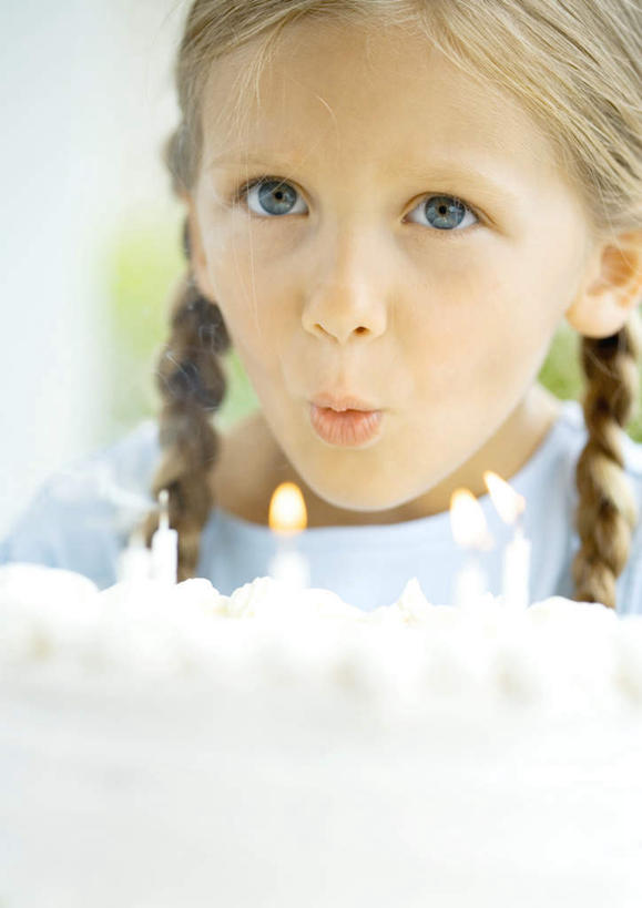 西方人,儿童,脸,头,脸颊,头发,一个人,竖图,室内,特写,白天,正面,纯洁,蜡烛,欧洲,欧洲人,仅一个女性,仅一个人,节日,庆祝,火焰,烛光,燃烧,注视,文化,小孩,生日蛋糕,吹,点燃,嘟嘴,观察,看,仅一个小孩,庆典,撅嘴,可爱,童年,童趣,金黄色,观看,纪念,察看,吹风,关注,童真,烂漫,无邪,天真,女孩,女人,女性,白种人,孩子,头部,长发,脸部,脸蛋,面部,半身,彩图,蛋糕,女生