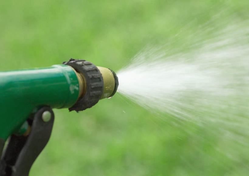 无人,花园,横图,室外,白天,正面,水,太阳,阴影,飞溅,朦胧,模糊,溅,光线,喷雾,液体,影子,园艺工具,水滴,园艺,水管,莲蓬头,阳光,喷洒,喷雾头,彩图