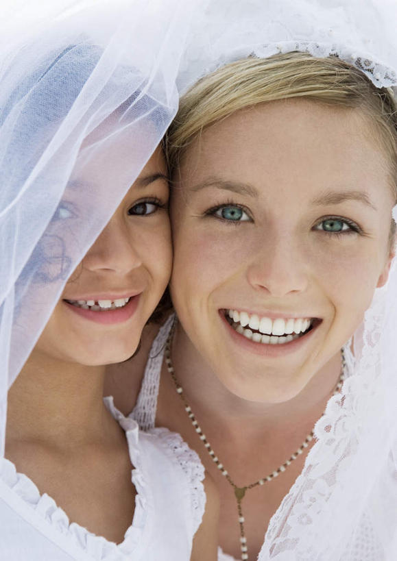 西方人,儿童,脸,头,脸颊,两个人,新娘,新郎,笑,微笑,露齿笑,竖图,室外,特写,白天,正面,婚纱,婚礼,快乐,纯洁,太阳,欧洲,欧洲人,阴影,朦胧,模糊,庆祝,光线,影子,结婚,小孩,阳光,喜庆,可爱,童年,童趣,遮,纪念,遮挡,童真,烂漫,无邪,遮盖,遮蔽,天真,年轻女性,女孩,女人,女性,白种人,头部,脸部,脸蛋,面部,半身,彩图,婚礼服,礼服,高兴,女生