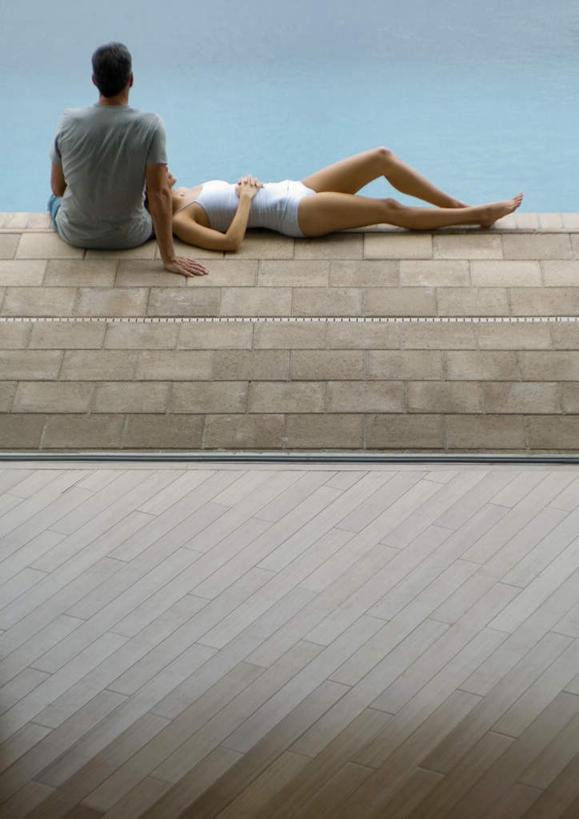 西方人,两个人,游泳池,坐,躺,竖图,室外,白天,正面,爱情,水,欧洲,欧洲人,撑,撑地,水池,水面,浪漫,泳池,温暖,温馨,恩爱,恋人,和睦,游泳馆,撑着,卧着,男人,男性,年轻男性,年轻女性,女人,女性,白种人,情侣,躺着,卧,坐着,彩图,全身,伴侣,融洽