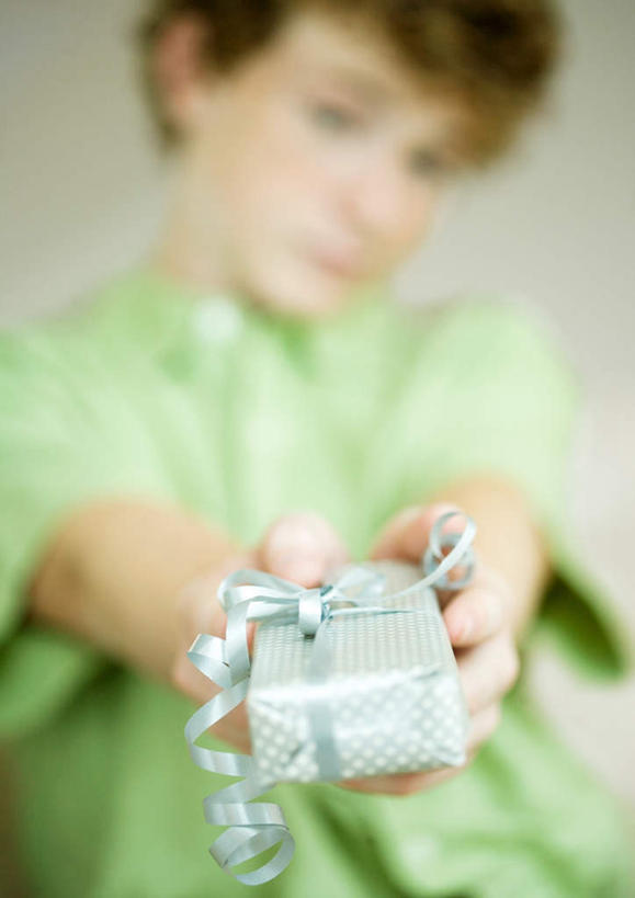 西方人,儿童,一个人,站,竖图,室内,白天,正面,T恤衫,纯洁,太阳,礼盒,礼物,欧洲,圣诞节,欧洲人,仅一个男性,仅一个人,握,阴影,节日,朦胧,模糊,庆祝,光线,影子,纸盒,墙,带子,拿,T恤,拿着,文化,墙壁,墙面,盒子,小孩,蓝色,阳光,包装盒,礼品盒,站着,仅一个小孩,庆典,可爱,童年,童趣,握着,礼品,赠送,纪念,童真,烂漫,无邪,天真,男孩,男人,男性,白种人,孩子,站立,半身,彩图,男生