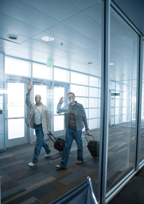 西方人,伙伴,朋友,机场,竖图,室内,白天,正面,友谊,窗户,落地窗,飞机场,椅子,欧洲,欧洲人,拉杆箱,旅行箱,屋顶,走廊,顶棚,挥手,候机厅,再见,玻璃窗,行李箱,箱子,招手,提,出差,提着,候机楼,友情,白种人,航空站,空港,彩图,全身,旅行