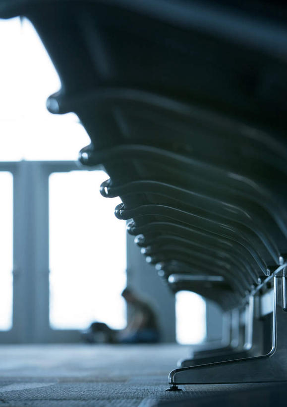 西方人,无人,机场,竖图,室内,白天,正面,太阳,窗户,落地窗,门,飞机场,椅子,欧洲,欧洲人,一排,阴影,朦胧,模糊,整齐,光线,影子,候机厅,玻璃窗,排列,阳光,门框,出差,队列,候机楼,排椅,白种人,航空站,空港,彩图,旅行