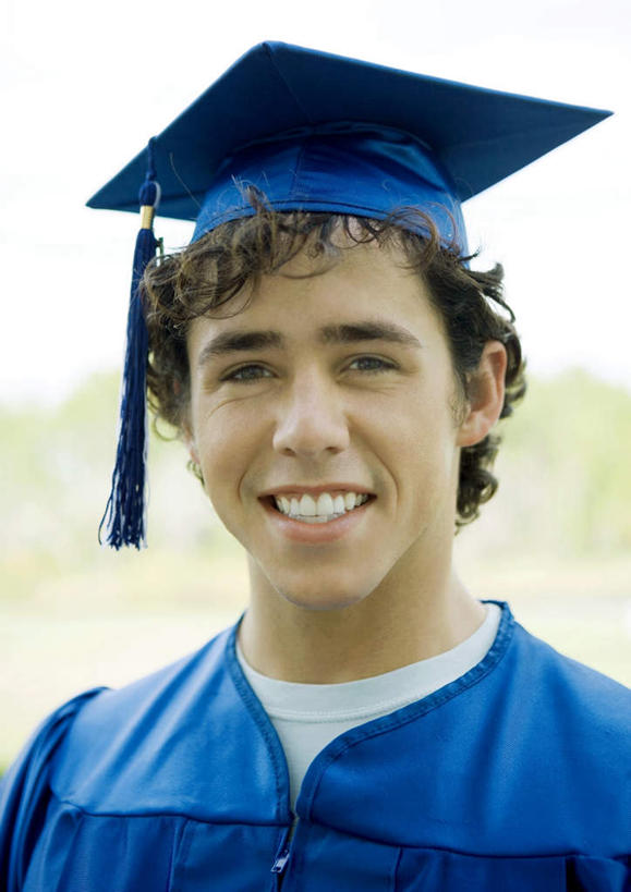 西方人,一个人,学生,站,笑,微笑,露齿笑,竖图,室外,白天,正面,欧洲,欧洲人,仅一个男性,仅一个人,注视,仅一个年轻男性,观察,看,站着,流苏,观看,察看,学士帽,毕业,关注,学士服,垂布,学士袍,男人,男性,年轻男性,白种人,站立,半身,彩图