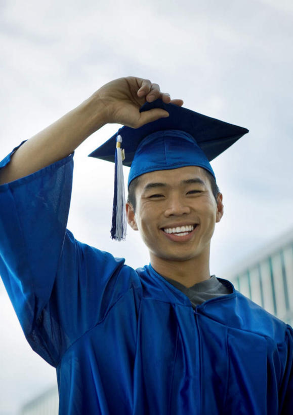 东方人,一个人,学生,站,笑,微笑,露齿笑,竖图,室外,白天,正面,亚洲,仅一个男性,仅一个人,拿,拿着,注视,黄种人,仅一个年轻男性,观察,看,站着,流苏,观看,察看,学士帽,毕业,关注,学士服,垂布,学士袍,男人,男性,年轻男性,亚洲人,站立,半身,彩图