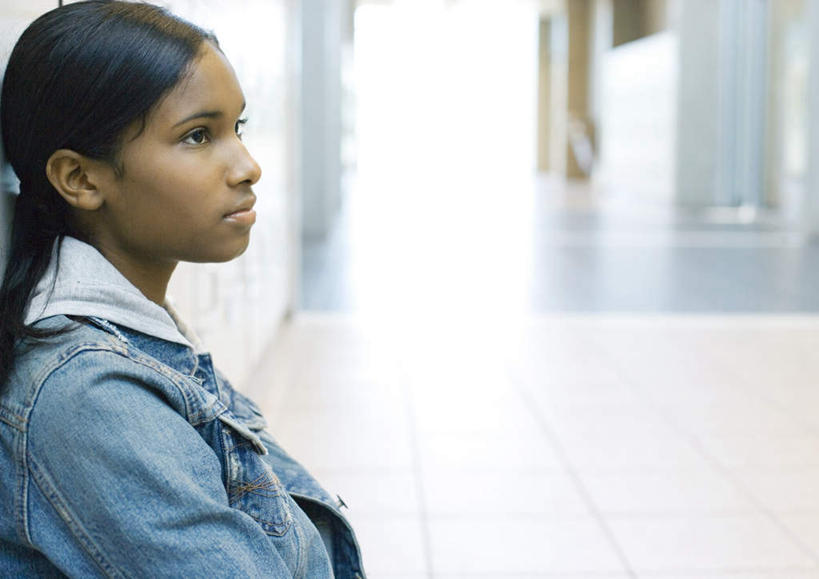 西方人,一个人,学校,站,横图,室内,白天,侧面,柜子,欧洲,欧洲人,仅一个年轻女性,仅一个女性,仅一个人,服装,注视,休闲装,衣服,橱柜,观察,看,站着,休闲,休闲服,服饰,观看,察看,关注,年轻女性,女人,女性,白种人,抬头,仰头,站立,半身,彩图