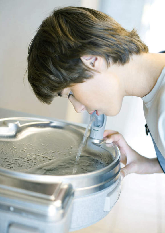 西方人,一个人,站,竖图,室内,白天,侧面,欧洲,欧洲人,仅一个男性,仅一个人,飞溅,服装,溅,液体,注视,休闲装,仅一个年轻男性,衣服,观察,看,站着,休闲,休闲服,服饰,观看,察看,饮水机,关注,喷洒,男人,男性,年轻男性,白种人,站立,半身,彩图