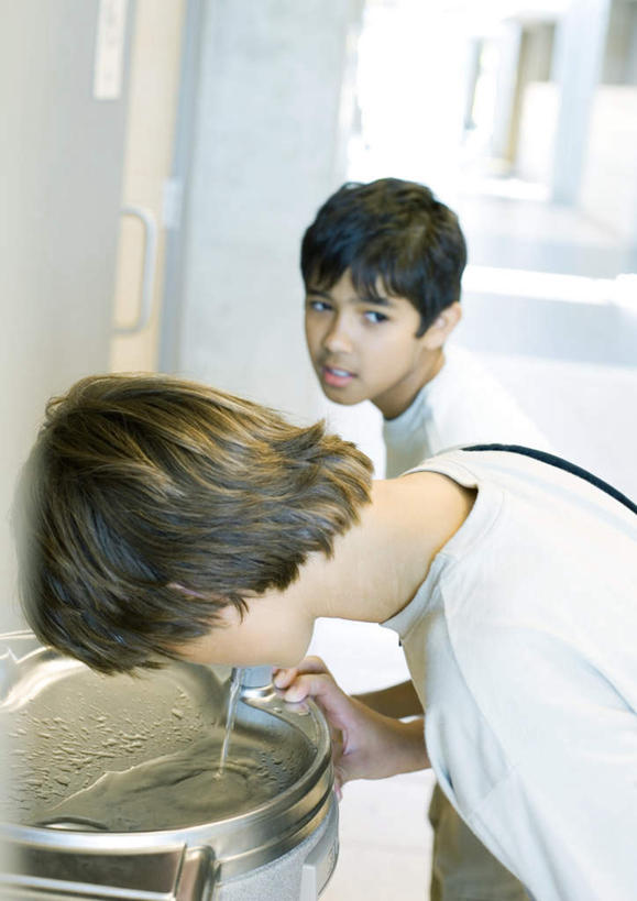 西方人,两个人,伙伴,朋友,学校,站,竖图,室内,白天,正面,友谊,欧洲,欧洲人,飞溅,服装,溅,液体,注视,休闲装,衣服,观察,看,站着,休闲,休闲服,服饰,观看,察看,饮水机,关注,喷洒,友情,男人,男性,年轻男性,白种人,站立,半身,彩图