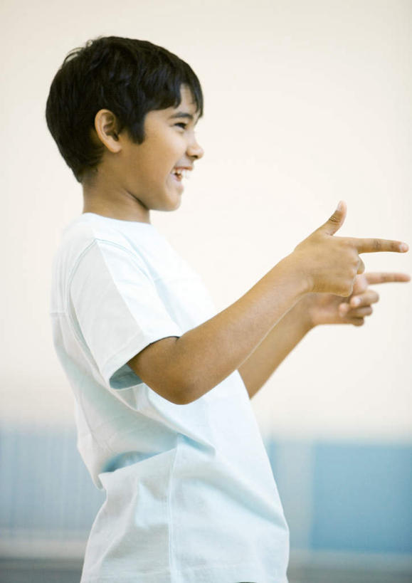 西方人,一个人,站,竖图,室内,白天,侧面,欧洲,欧洲人,仅一个男性,仅一个人,指,服装,注视,休闲装,方向,仅一个年轻男性,衣服,观察,看,手势,站着,休闲,休闲服,服饰,手枪,观看,察看,指向,关注,男人,男性,年轻男性,白种人,站立,半身,彩图