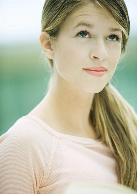 西方人,一个人,站,竖图,室外,白天,正面,欧洲,欧洲人,仅一个年轻女性,仅一个女性,仅一个人,服装,朦胧,模糊,注视,休闲装,衣服,粉色,观察,看,站着,休闲,休闲服,服饰,观看,察看,关注,年轻女性,女人,女性,白种人,抬头,仰头,站立,半身,彩图