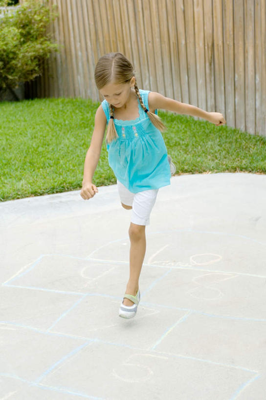 西方人,儿童,一个人,站,竖图,室外,白天,正面,游戏,纯洁,草地,草坪,植物,欧洲,欧洲人,仅一个女性,仅一个人,服装,庭院,玩,注视,休闲装,娱乐,草,小孩,衣服,绿色,观察,看,站着,仅一个小孩,休闲,休闲服,可爱,童年,童趣,服饰,观看,跳房子,察看,关注,童真,烂漫,无邪,跳方格,跳方阵,天真,女孩,女人,女性,白种人,孩子,玩耍,嬉戏,站立,彩图,全身,女生