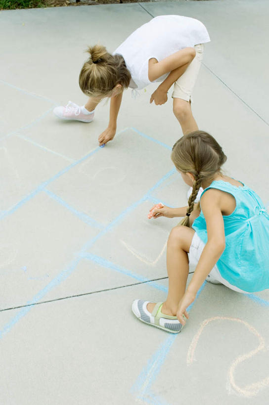 西方人,儿童,两个人,伙伴,朋友,蹲,竖图,俯视,室外,白天,游戏,友谊,纯洁,道路,路,公路,欧洲,欧洲人,服装,交通,玩,休闲装,娱乐,衣服,粉笔,休闲,休闲服,可爱,童年,童趣,服饰,跳房子,童真,烂漫,无邪,跳方格,跳方阵,天真,友情,年轻女性,女孩,女人,女性,白种人,孩子,马路,蹲着,玩耍,嬉戏,彩图,高角度拍摄,全身