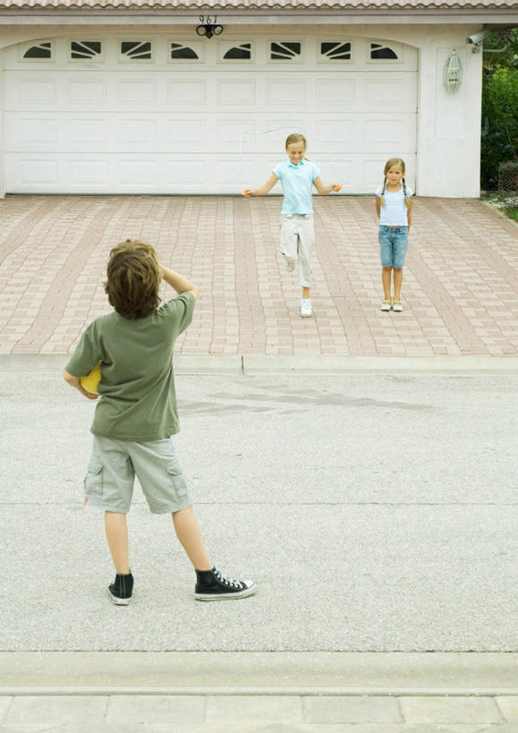 西方人,儿童,背部,三个人,站,跳绳,抱,竖图,室外,白天,正面,游戏,纯洁,篮球,道路,路,公路,欧洲,欧洲人,服装,交通,玩,注视,休闲装,娱乐,小孩,衣服,观察,看,站着,休闲,休闲服,可爱,童年,童趣,服饰,抱着,观看,察看,关注,童真,烂漫,无邪,天真,男孩,男人,男性,女孩,女人,女性,白种人,孩子,马路,玩耍,嬉戏,站立,彩图,全身,男生,女生