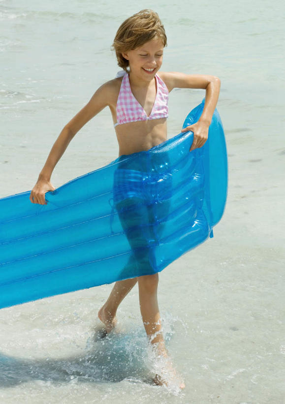 西方人,儿童,一个人,站,笑,微笑,露齿笑,竖图,室外,白天,正面,旅游,度假,纯洁,欧洲,欧洲人,仅一个女性,仅一个人,服装,拿,拿着,注视,休闲装,娱乐,小孩,衣服,观察,看,站着,仅一个小孩,享受,休闲,休闲服,放松,可爱,童年,童趣,服饰,观看,察看,关注,充气垫,童真,烂漫,无邪,天真,女孩,女人,女性,白种人,孩子,站立,半身,彩图,女生