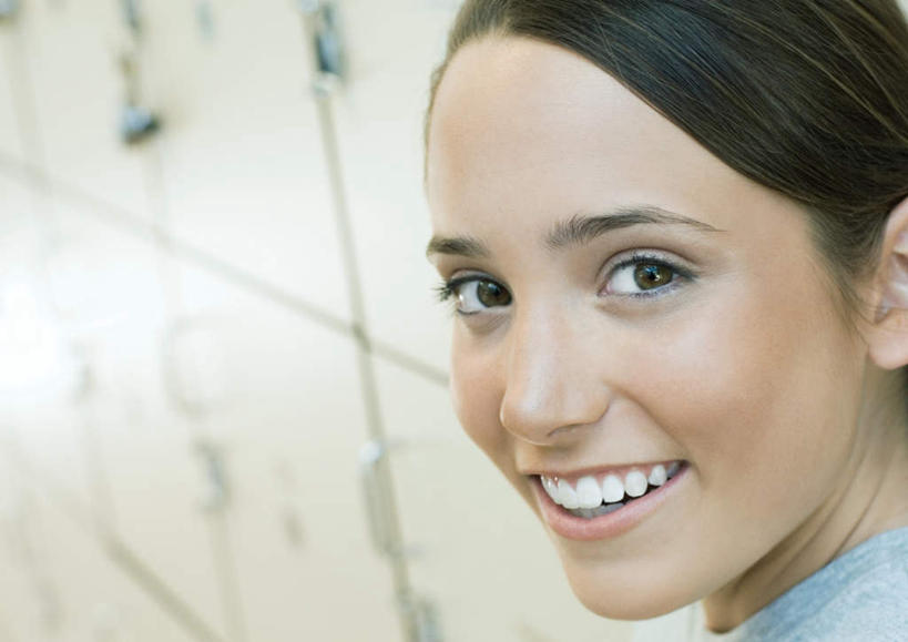 西方人,一个人,站,笑,微笑,露齿笑,横图,室内,特写,白天,侧面,柜子,欧洲,欧洲人,仅一个年轻女性,仅一个女性,仅一个人,服装,注视,休闲装,衣服,橱柜,观察,看,站着,休闲,休闲服,服饰,观看,察看,关注,年轻女性,女人,女性,白种人,站立,半身,彩图