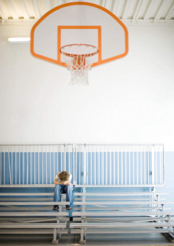 西方人,一个人,坐,双手交叉,竖图,室内,白天,正面,椅子,欧洲,欧洲人,仅一个男性,仅一个人,服装,篮球框,篮球场,注视,休闲装,仅一个年轻男性,衣服,观察,看,休闲,休闲服,篮球网,服饰,观看,察看,双手抱胸,关注,篮球板,男人,男性,年轻男性,白种人,坐着,半身,彩图