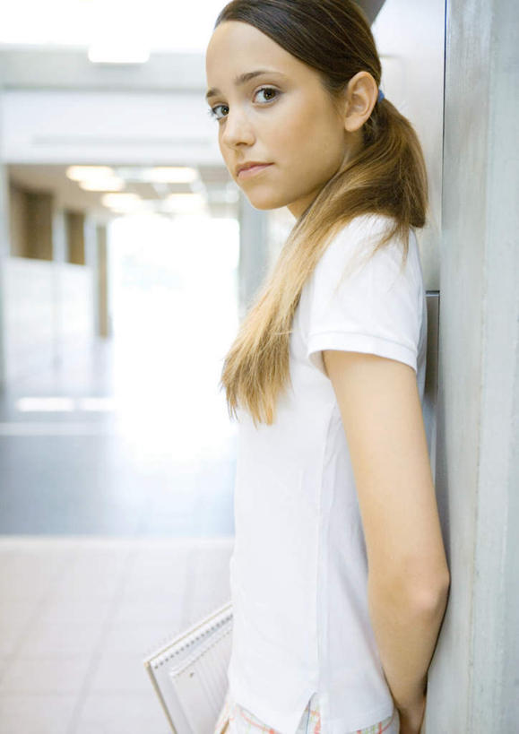 西方人,一个人,站,笑,微笑,竖图,室内,白天,侧面,柜子,欧洲,欧洲人,仅一个年轻女性,仅一个女性,仅一个人,服装,走道,走廊,过道,注视,休闲装,衣服,橱柜,观察,看,站着,休闲,休闲服,服饰,观看,察看,关注,年轻女性,女人,女性,白种人,站立,半身,彩图