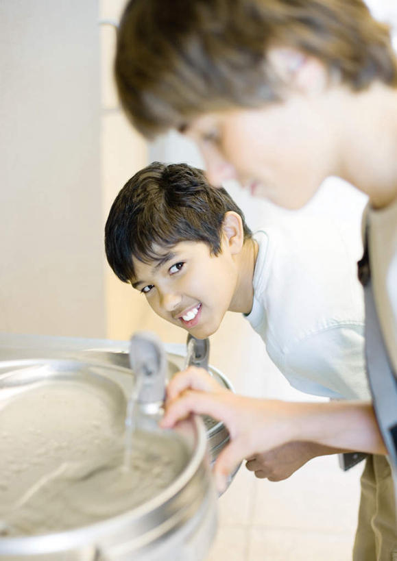 东方人,西方人,两个人,伙伴,朋友,站,笑,微笑,露齿笑,竖图,室内,白天,侧面,友谊,欧洲,欧洲人,亚洲,飞溅,服装,溅,液体,注视,休闲装,黄种人,衣服,观察,看,站着,休闲,休闲服,服饰,观看,察看,饮水机,关注,喷洒,友情,男人,男性,年轻男性,白种人,亚洲人,站立,半身,彩图