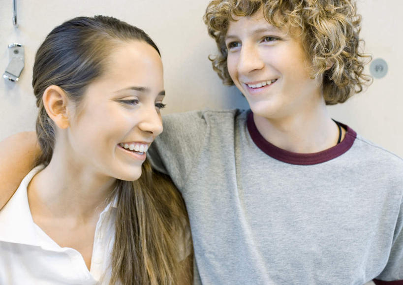 西方人,两个人,伙伴,朋友,站,笑,微笑,露齿笑,横图,室内,白天,正面,友谊,欧洲,欧洲人,服装,注视,休闲装,衣服,观察,看,站着,休闲,同学,休闲服,服饰,观看,察看,关注,友情,男人,男性,年轻男性,年轻女性,女人,女性,白种人,站立,半身,彩图