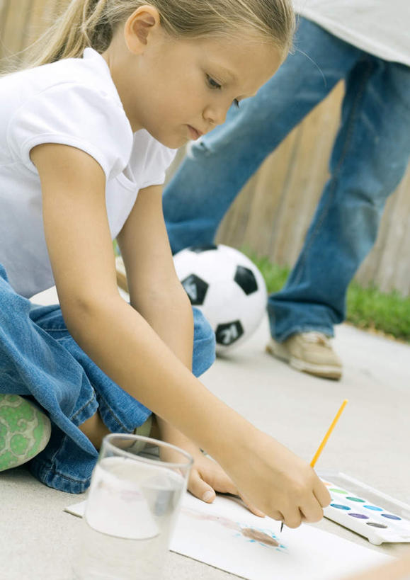 西方人,儿童,两个人,坐,盘腿,竖图,室外,白天,正面,游戏,纯洁,足球,草地,草坪,植物,道路,路,杯子,欧洲,欧洲人,服装,墙,小路,纸张,交通,拿,玩,拿着,注视,休闲装,娱乐,墙壁,墙面,玻璃制品,草,小孩,衣服,绿色,画笔,水杯,观察,看,休闲,休闲服,可爱,童年,童趣,服饰,观看,察看,颜料盒,关注,童真,烂漫,无邪,天真,男孩,男人,男性,女孩,女人,女性,白种人,孩子,玻璃杯,盘腿而坐,盘膝,盘着腿的,盘着腿坐,双腿交叉,玩耍,嬉戏,坐着,半身,彩图,男生,女生