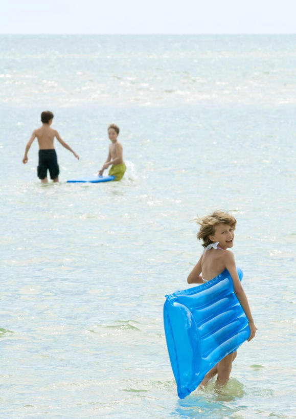 西方人,儿童,三个人,伙伴,朋友,站,抱,竖图,俯视,室外,白天,旅游,度假,友谊,纯洁,海浪,海洋,美景,欧洲,欧洲人,服装,景观,浪花,注视,休闲装,娱乐,小孩,衣服,自然,海水,观察,看,站着,享受,休闲,休闲服,景色,放松,可爱,童年,童趣,服饰,抱着,观看,察看,搂着,关注,自然风光,充气垫,海景,童真,烂漫,无邪,天真,友情,男孩,男人,男性,女孩,女人,女性,白种人,孩子,大海,风浪,海,海水的波动,近岸浪,涌浪,搂,搂抱,站立,彩图,高角度拍摄,全身,男生,女生