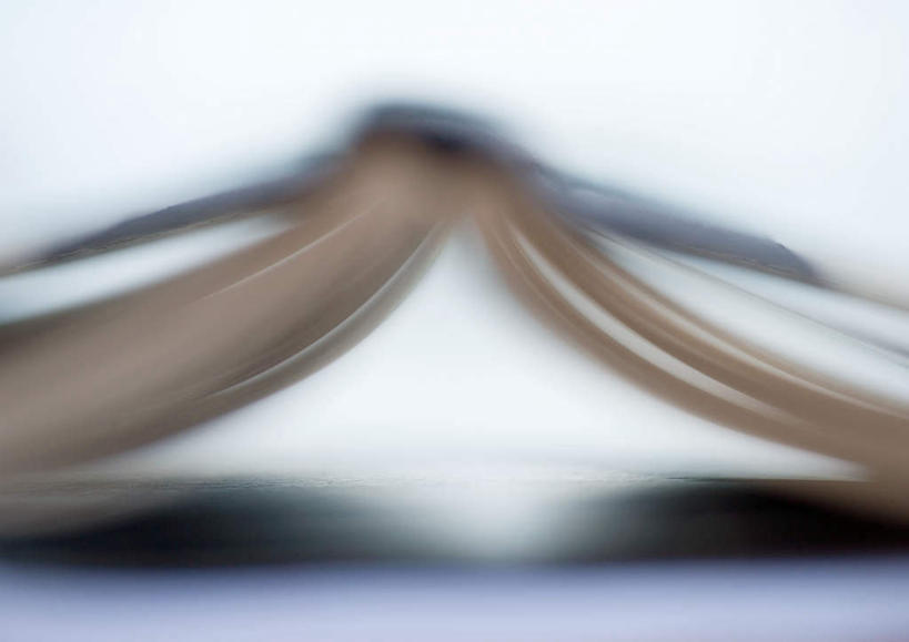 无人,横图,俯视,室内,特写,白天,桌面,桌子,静物,书籍,一本,朦胧,模糊,木制,木制品,打开,书,图书,彩图,高角度拍摄