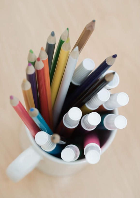 无人,竖图,俯视,室内,特写,白天,桌面,桌子,静物,杯子,笔筒,许多,朦胧,模糊,木制,笔,瓷器,办公用品,咖啡杯,陶瓷制品,水笔,文具,木制品,铅笔,学习用品,文具用品,瓷杯,彩图,高角度拍摄,彩色铅笔