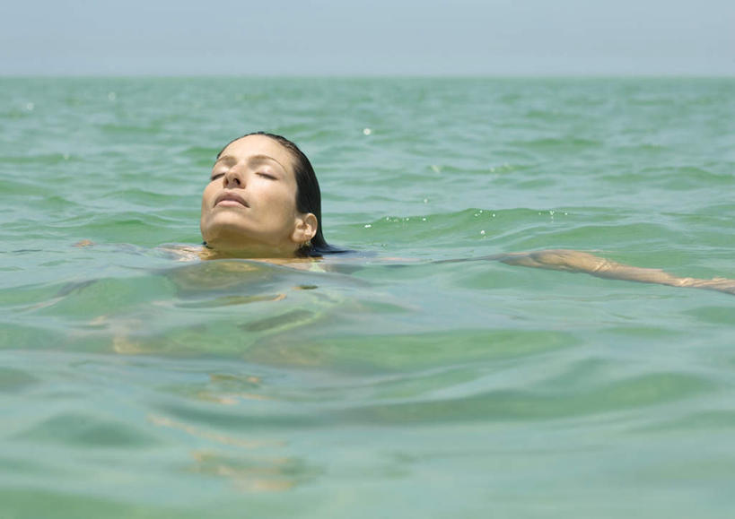 西方人,一个人,站,闭眼,横图,室外,白天,正面,旅游,度假,海浪,海洋,欧洲,欧洲人,仅一个年轻女性,仅一个女性,仅一个人,浪花,水平线,辽阔,海平线,娱乐,海水,站着,享受,休闲,广阔,放松,一望无际,海景,无边无际,一马平川,年轻女性,女人,女性,白种人,大海,风浪,海,海水的波动,近岸浪,涌浪,闭眼睛,闭着眼,闭着眼睛,站立,半身,彩图,水天相接,水天一线