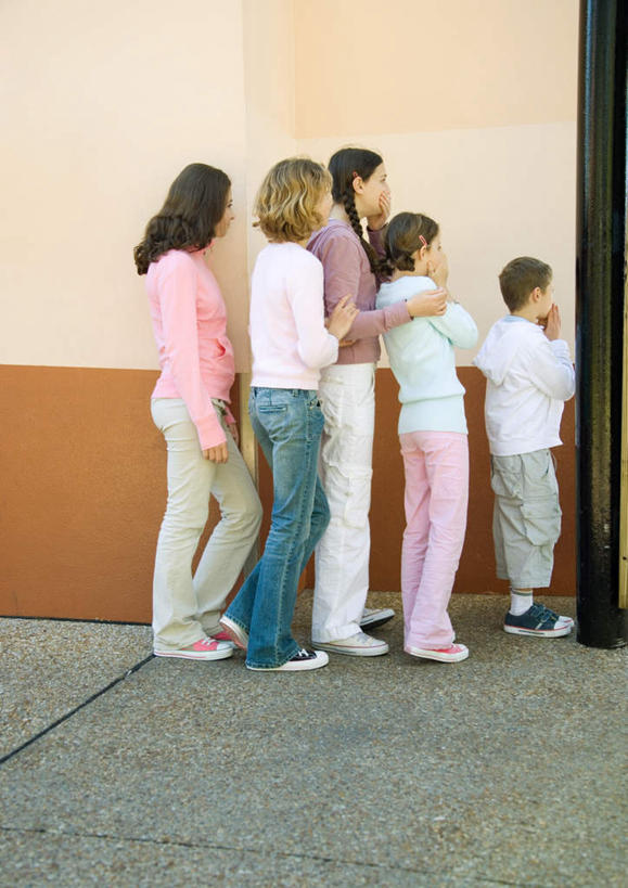 西方人,儿童,伙伴,朋友,公园,站,竖图,室外,白天,侧面,旅游,度假,友谊,欧洲,欧洲人,墙,许多人,注视,娱乐,墙壁,墙面,观察,看,站着,一群人,郊游,享受,休闲,放松,观看,察看,关注,友情,男孩,男人,男性,年轻男性,年轻女性,女孩,女人,女性,白种人,孩子,站立,彩图,全身